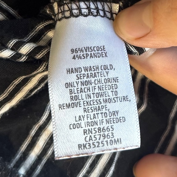 Open Back Cropped Tank - Picture 4 of 8